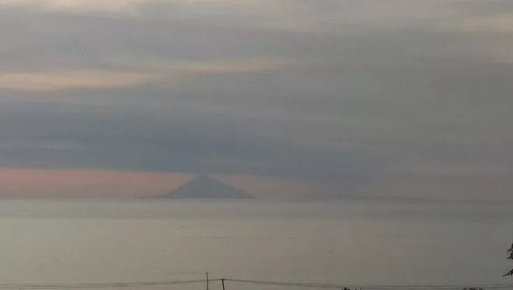 podiumnews.com-Gunung Anak Krakatau Erupsi, Radius Bahaya 2 Km dari Kawah Aktif